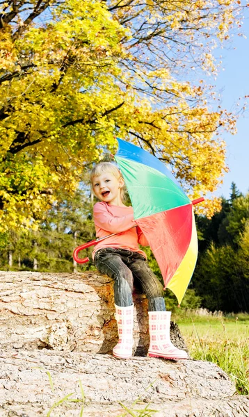 Bambina con ombrello nella natura autunnale — Foto Stock