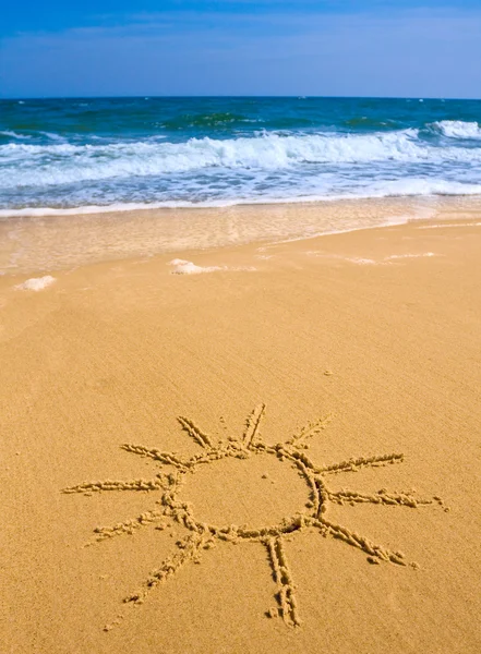 Знак солнца на берегу моря — стоковое фото