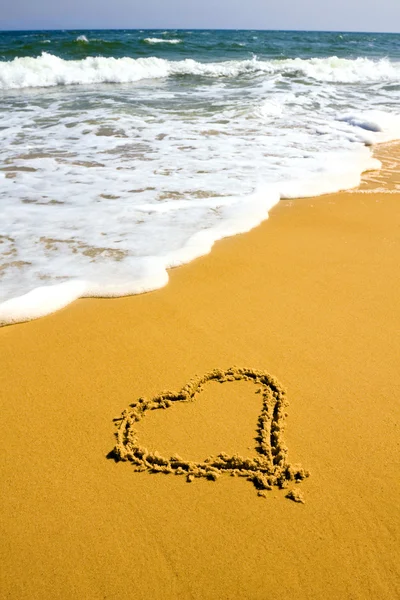 Hjärtat logga på stranden — Stockfoto