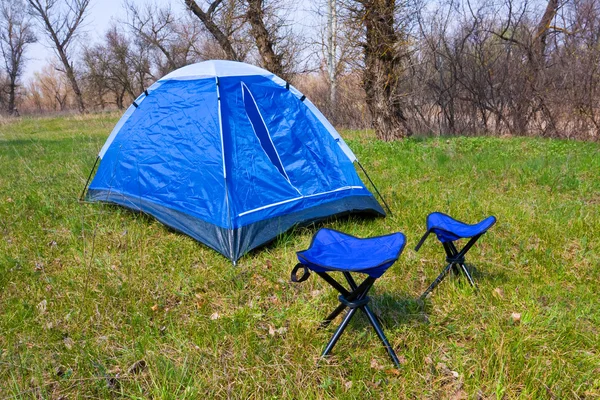 Туристическая палатка со стульями — стоковое фото
