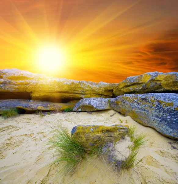 Večerní krajina s kameny v písku — Stock fotografie