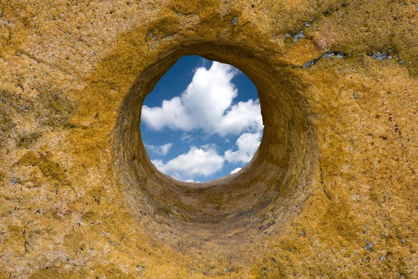 Kulatý otvor do kamene — Stock fotografie