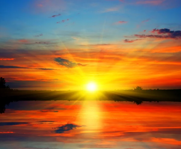 Solnedgång över vatten — Stockfoto
