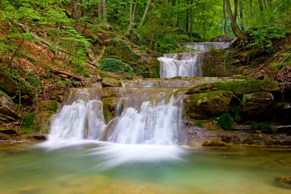 Wasserfall im grünen Wald — Stockfoto