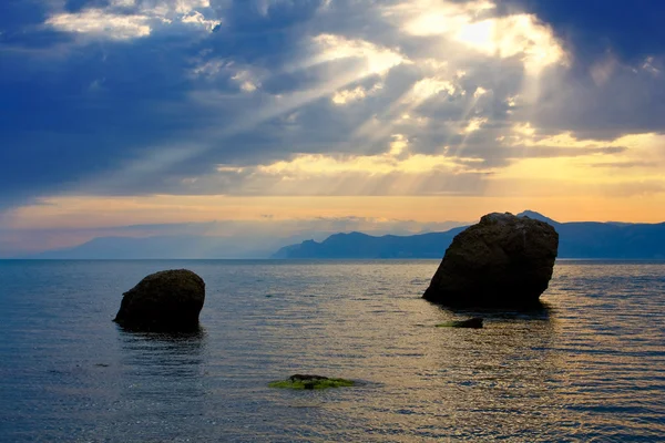Pietre in mare sullo sfondo del tramonto — Foto Stock