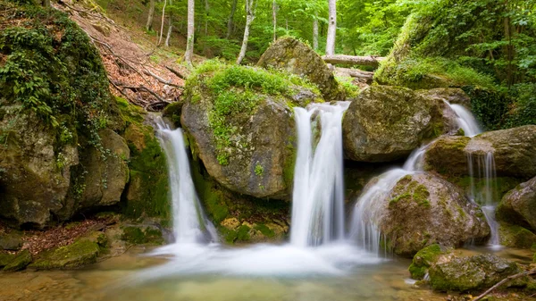 Красивый водопад в зеленом лесу — стоковое фото