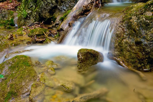 Pequena cachoeira agradável — Fotografia de Stock
