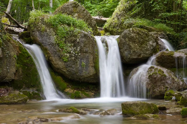 Маленький водопад на горной реке — стоковое фото