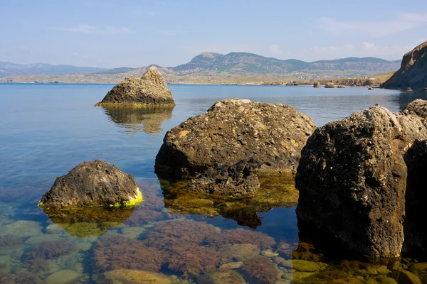Deniz suyu içinde taşlar — Stok fotoğraf
