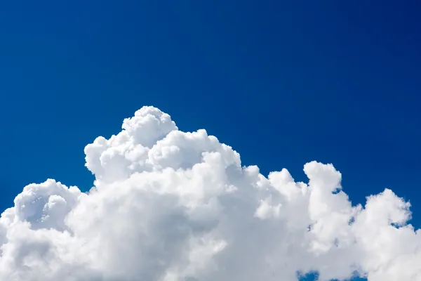 Moln i blå himmel Royaltyfria Stockfoton