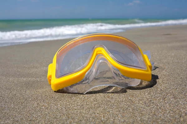 Maschera di nuoto sulla spiaggia di mare — Foto Stock