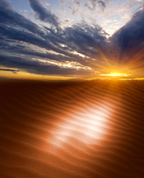 Zonsondergang in zand — Stockfoto
