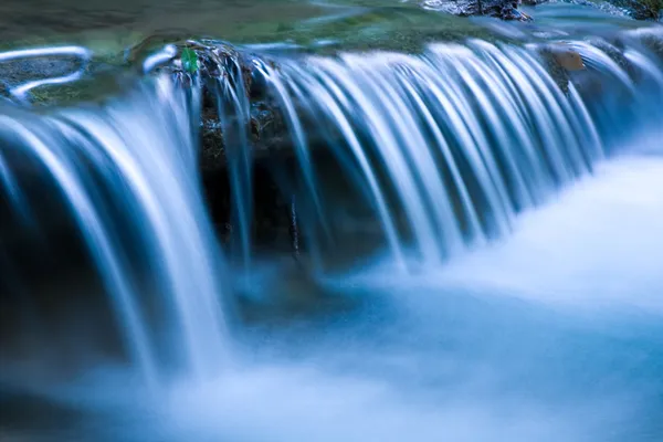 Blauwe cascade van berg rivier — Stockfoto