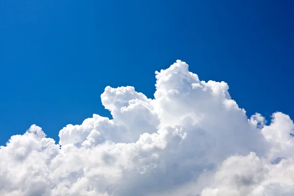 Nuvem agradável no céu azul — Fotografia de Stock