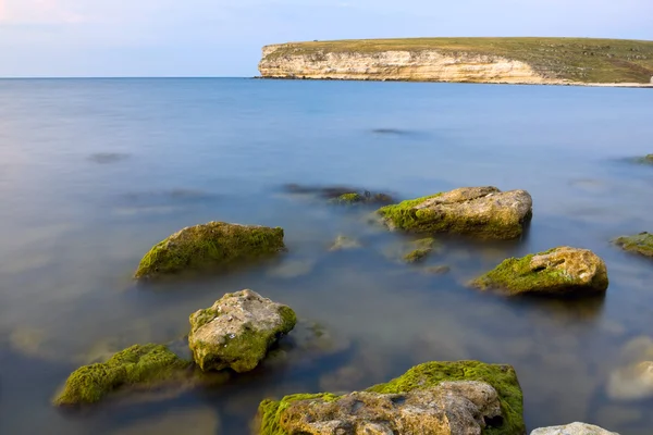 Steine im Meerwasser — Stockfoto