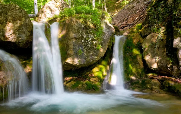 Wasserfall im Sommerwald — Stockfoto
