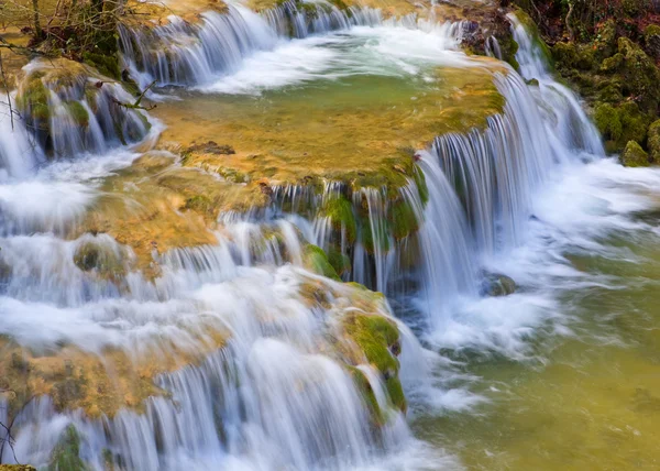 Bela cascata de riacho de montanha — Fotografia de Stock