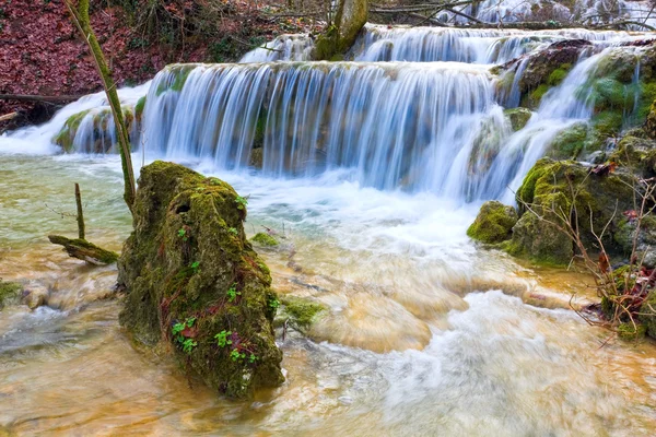 Камень в воде водопада — стоковое фото