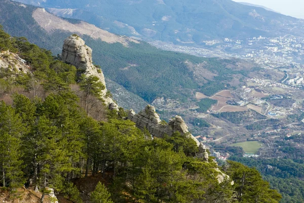 Скалистая гора над городом — стоковое фото