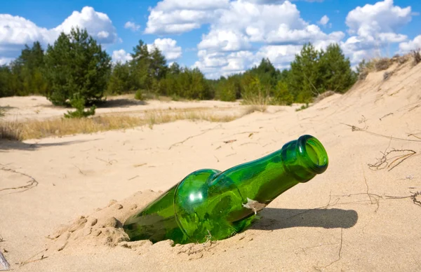 Πράσινη γυάλινη φιάλη στην άμμο — Φωτογραφία Αρχείου