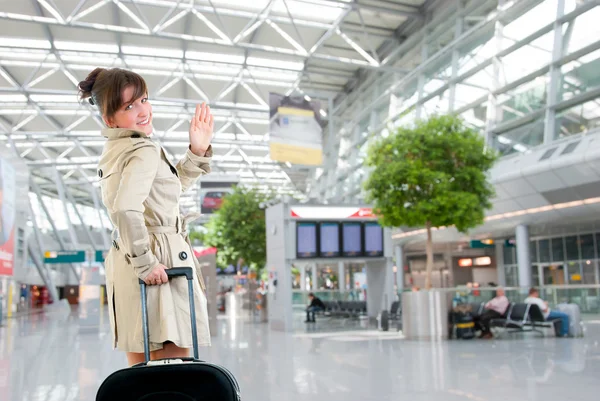 Junge Frau auf dem internationalen Flughafen — Stockfoto