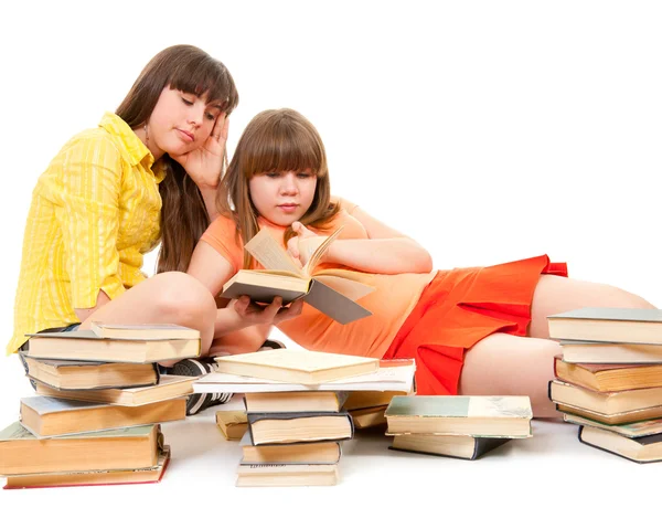 Dos escolares leen muchos libros —  Fotos de Stock