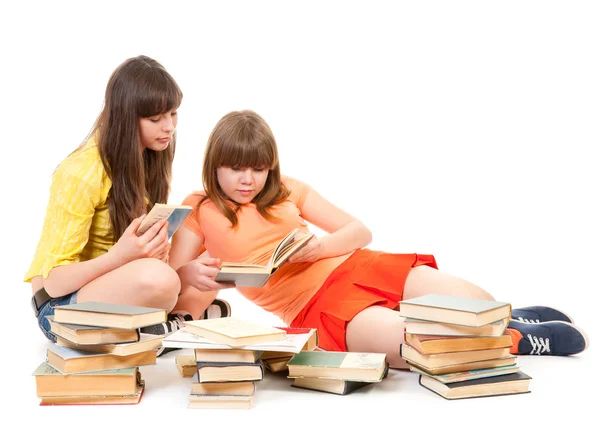 Dos escolares leen muchos libros —  Fotos de Stock