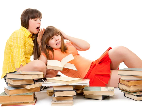 Dos colegialas estaban cansadas de leer libros —  Fotos de Stock