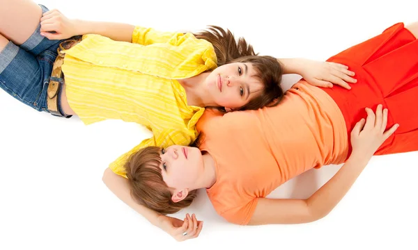 Две девочки лежат бок о бок — стоковое фото