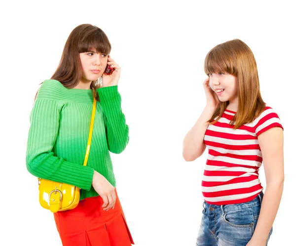 Två skolflickor ringer genom mobiltelefoner — Stockfoto