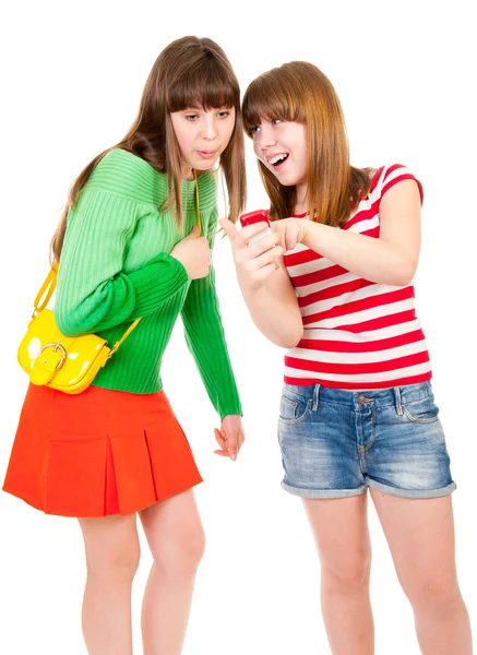 Twee schoolmeisjes kijken iets in de mobiele telefoon — Stockfoto