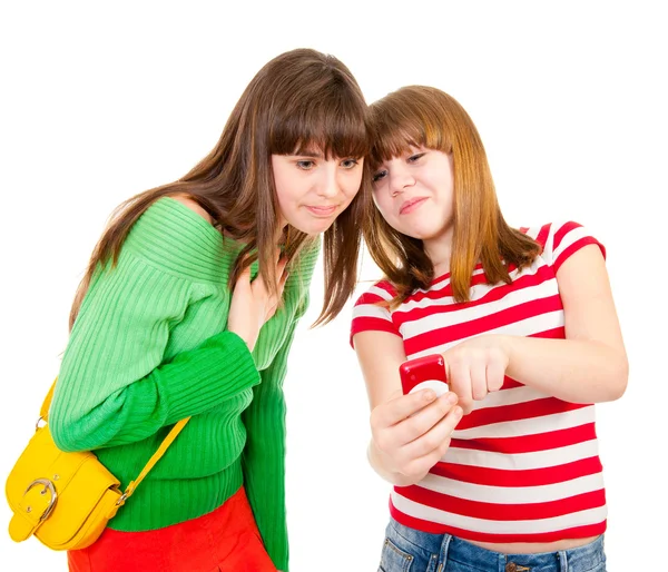 Две школьницы смотрят что-то в мобильном телефоне — стоковое фото