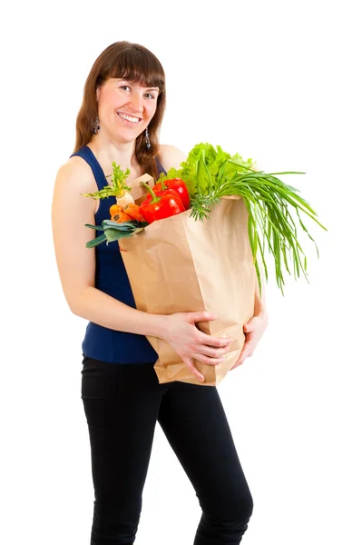 Mujer joven con un paquete completo de verduras frescas — Foto de Stock