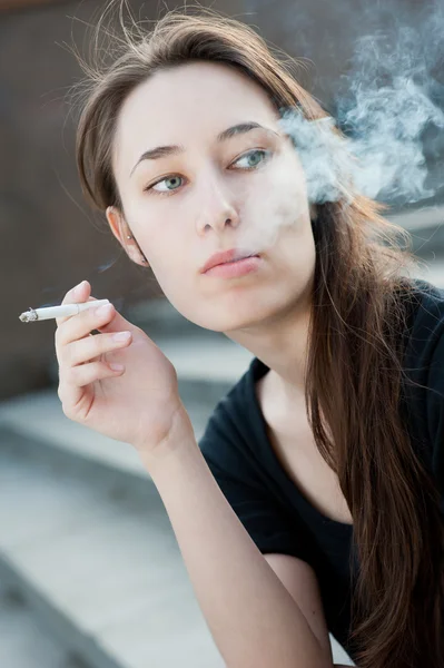 Egy fiatal lány dohányzás cigaretta — Stock Fotó