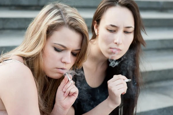 Δύο νεαρά κορίτσια που θλιβερή καπνού — Φωτογραφία Αρχείου