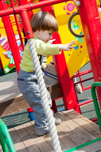 Хлопчик розважається на ігровому майданчику — стокове фото