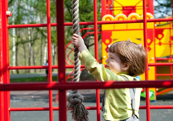 Rapaz a divertir-se no parque infantil — Fotografia de Stock