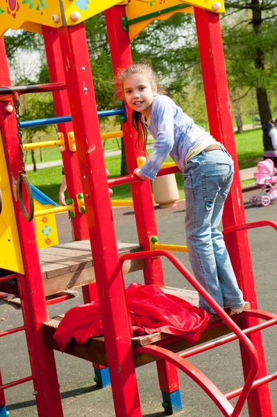 Chica divirtiéndose en el patio —  Fotos de Stock