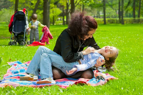 휴식 하는 아이 들과 어머니 — 스톡 사진