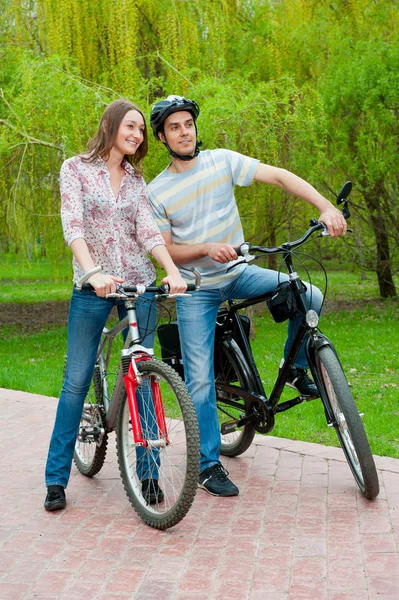 Felice giovane coppia equitazione Biciclette — Foto Stock