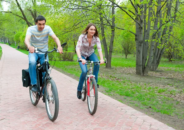 Счастливая молодая пара на велосипедах — стоковое фото