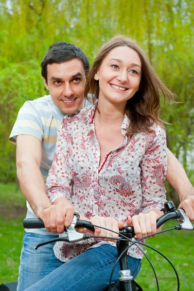 Šťastný mladý pár jízda na kole — Stock fotografie