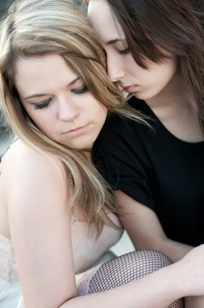 Två sorgliga flickor ledsen för varandra Stockfoto