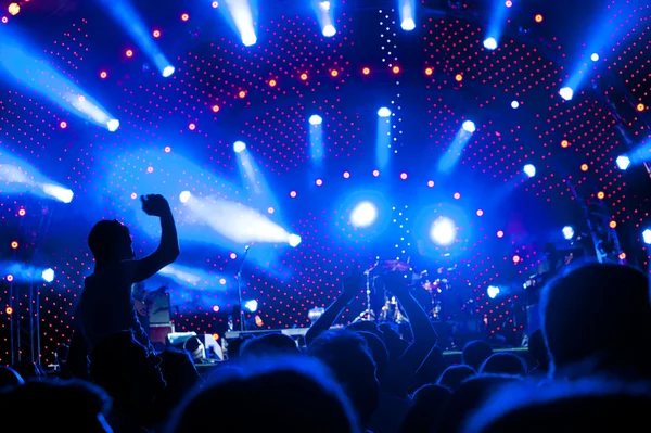 Multidão de fãs num concerto — Fotografia de Stock