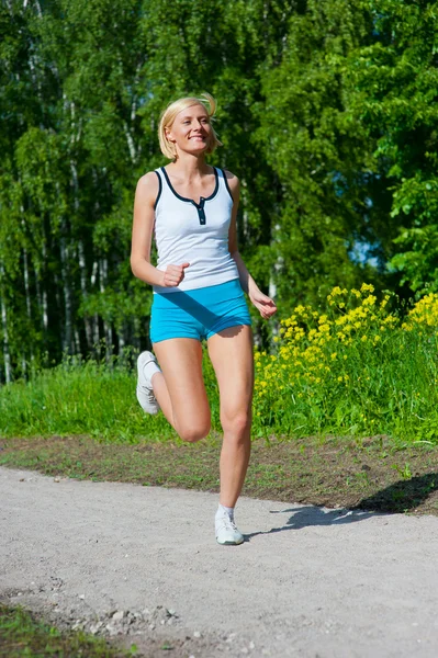 屋外、公園で走っている女性 — ストック写真