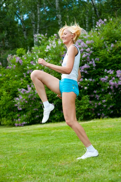 Mulher fazendo exercícios no parque — Fotografia de Stock
