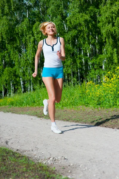 Nő fut szabadtéri parkban — Stock Fotó