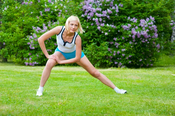 Kvinna doinng pilates övningar — Stockfoto