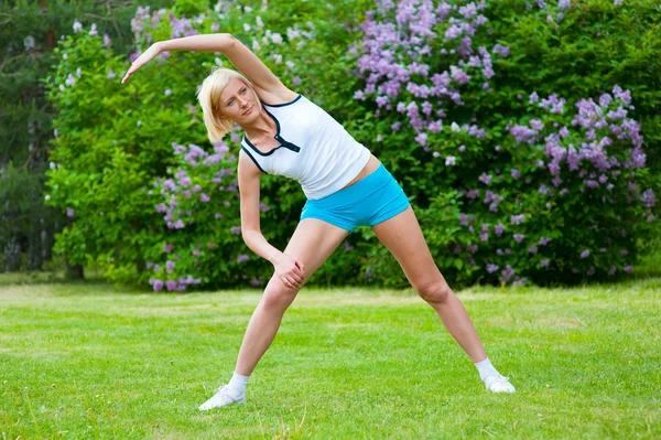 Femme doinng pilates exercices — Photo