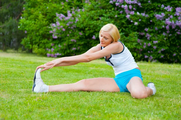Kvinna doinng pilates övningar — Stockfoto